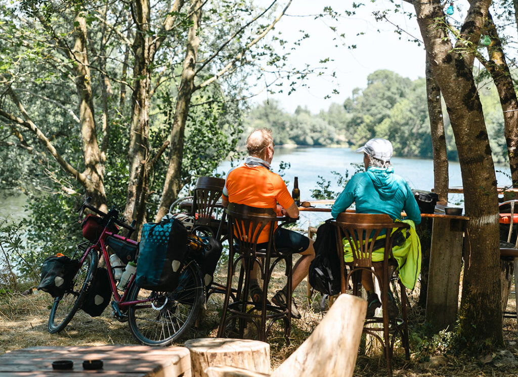 Un déjeuné à La Burette pour deux cyclotouristes de la Loire à vélo