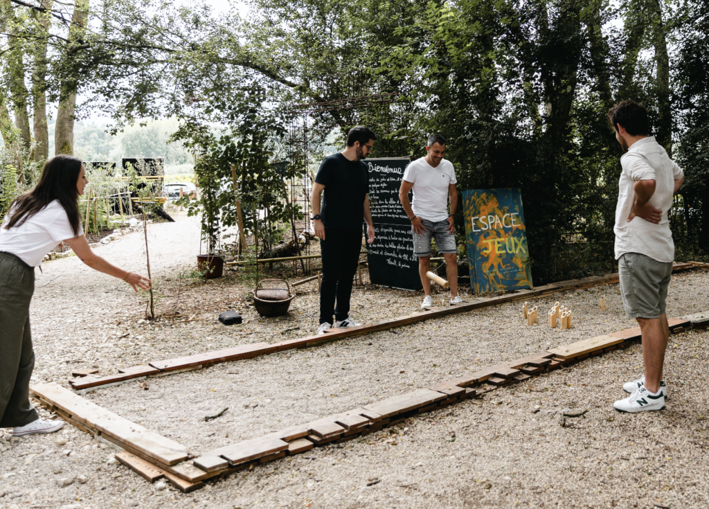 terrain de pétanque et de molkky à la guinguette La Burette